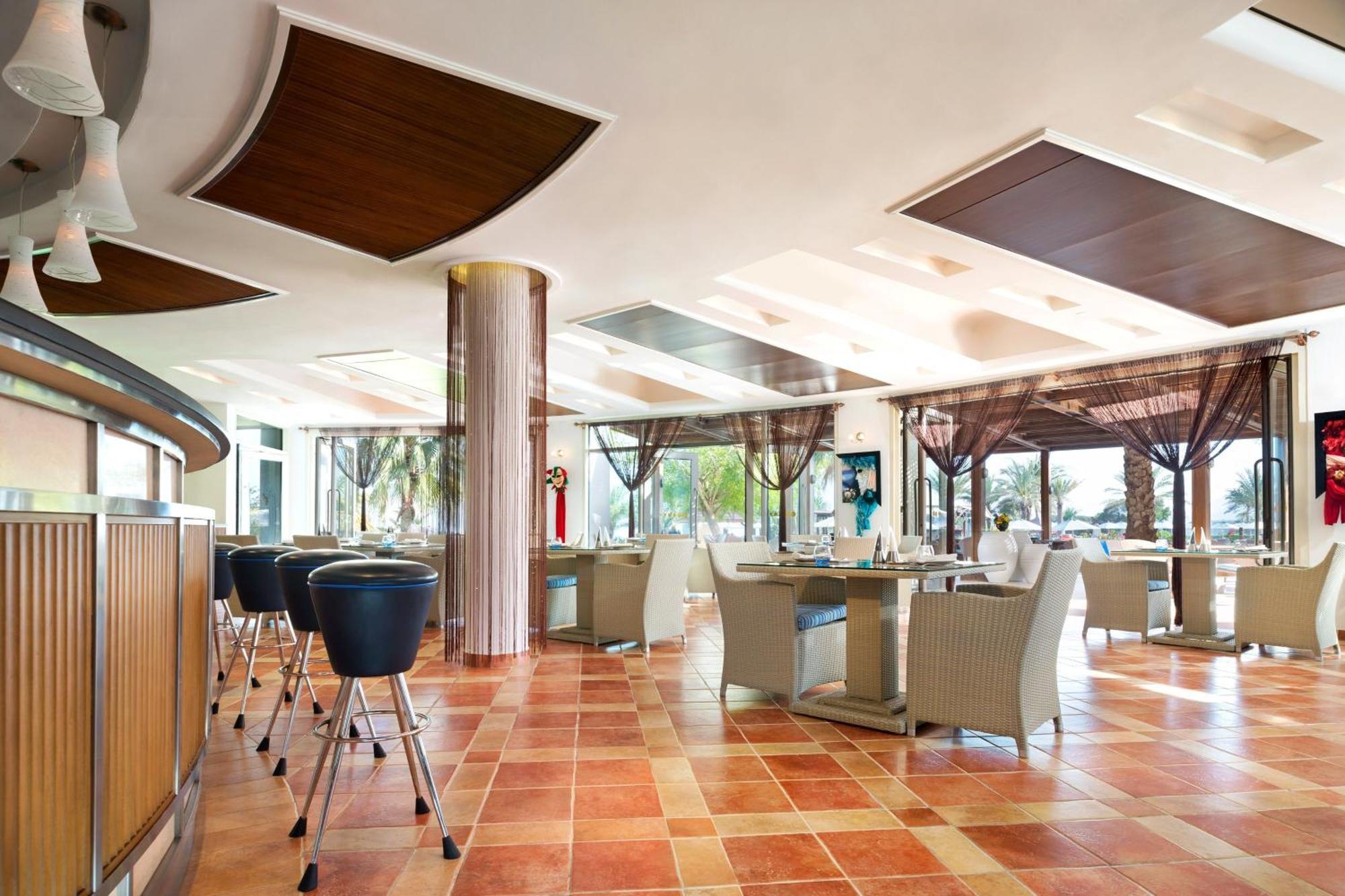 Le Meridien Al Aqah Beach Resort Extérieur photo The interior of the airport