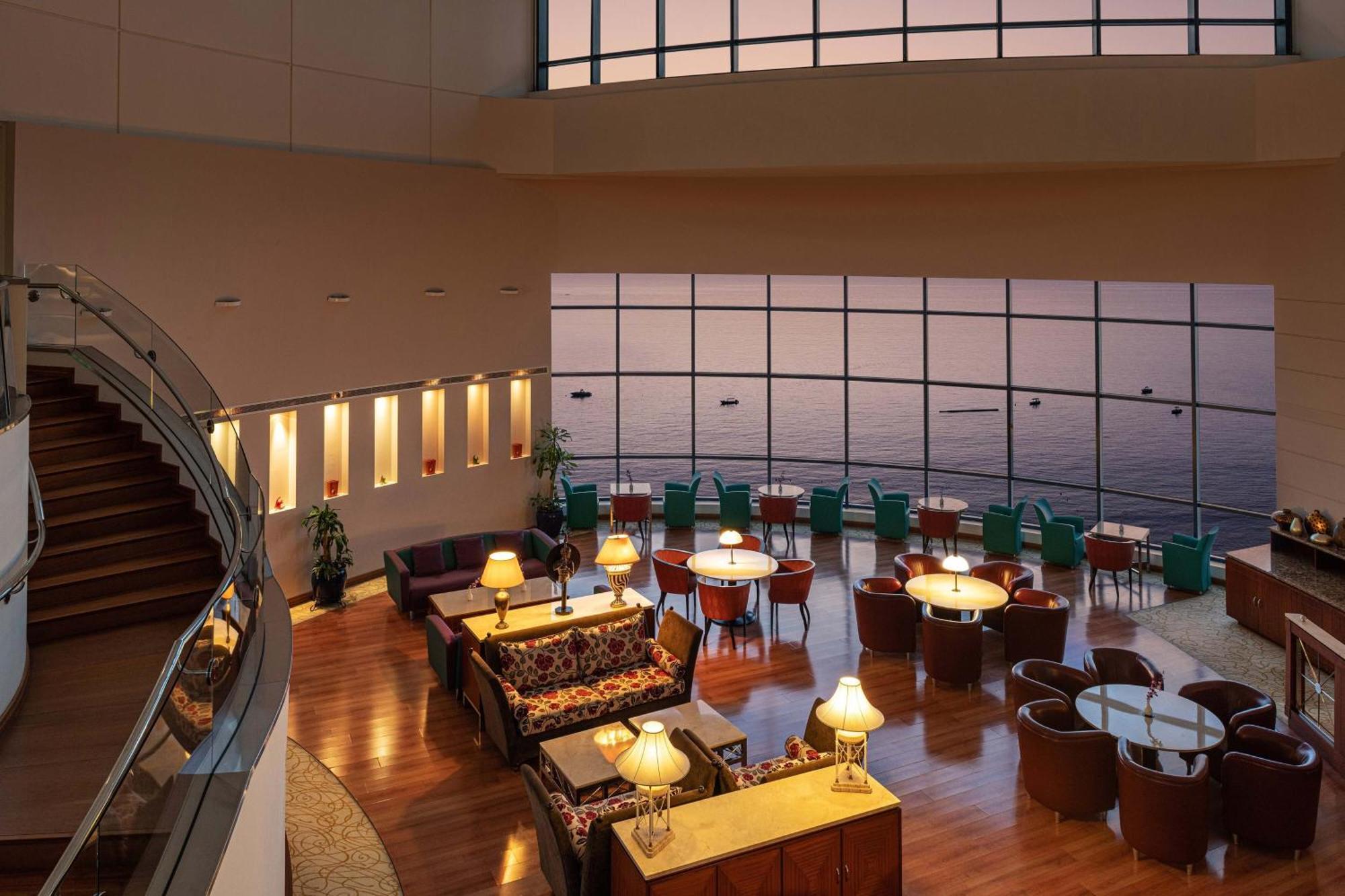Le Meridien Al Aqah Beach Resort Extérieur photo The lounge at the airport