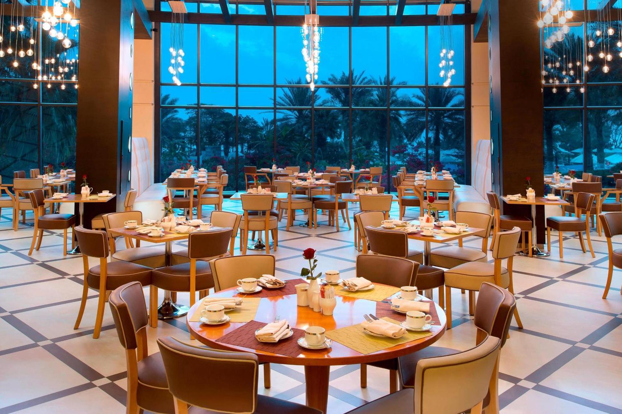 Le Meridien Al Aqah Beach Resort Extérieur photo The restaurant
