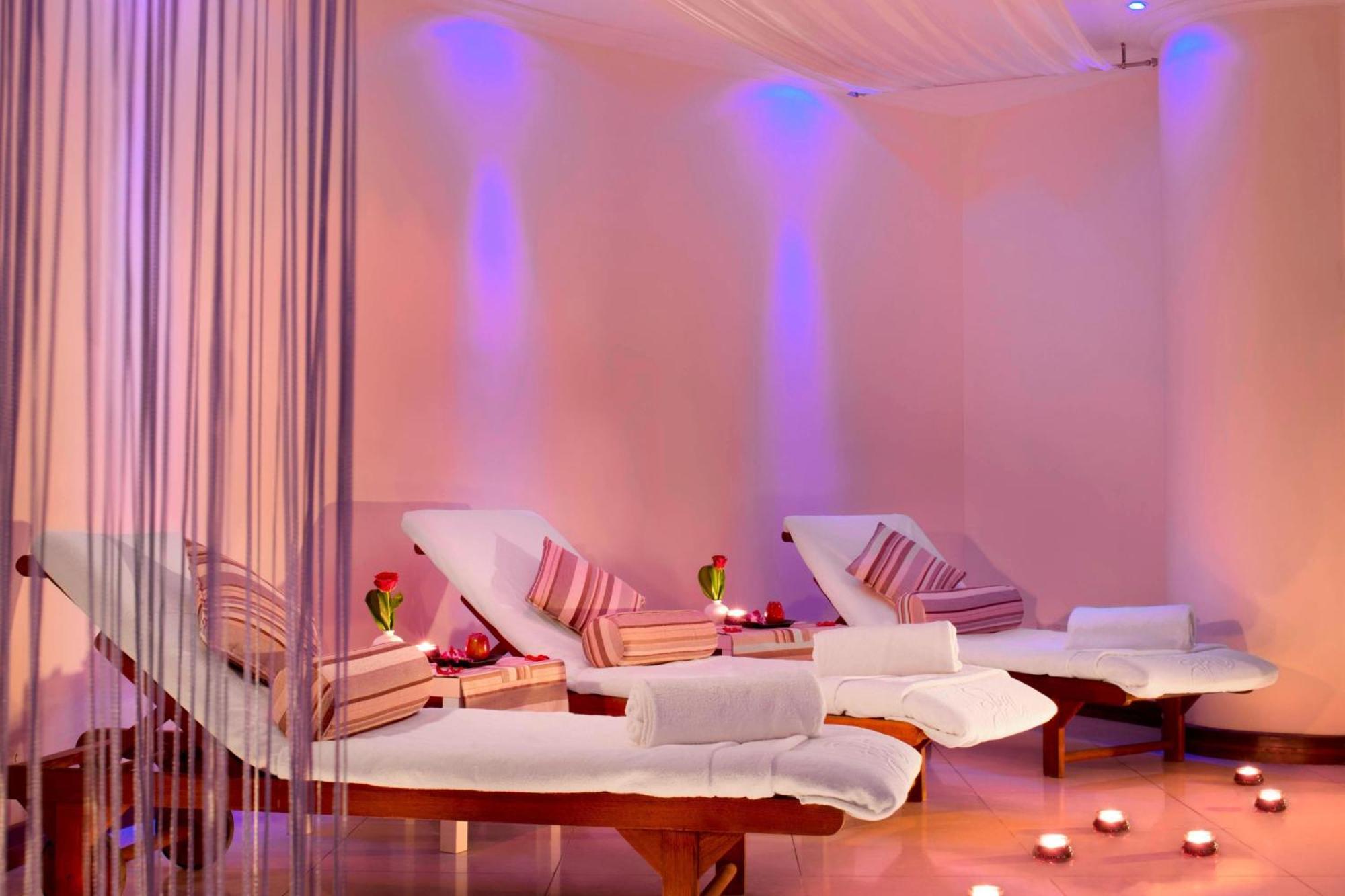 Le Meridien Al Aqah Beach Resort Extérieur photo A relaxation room at a spa