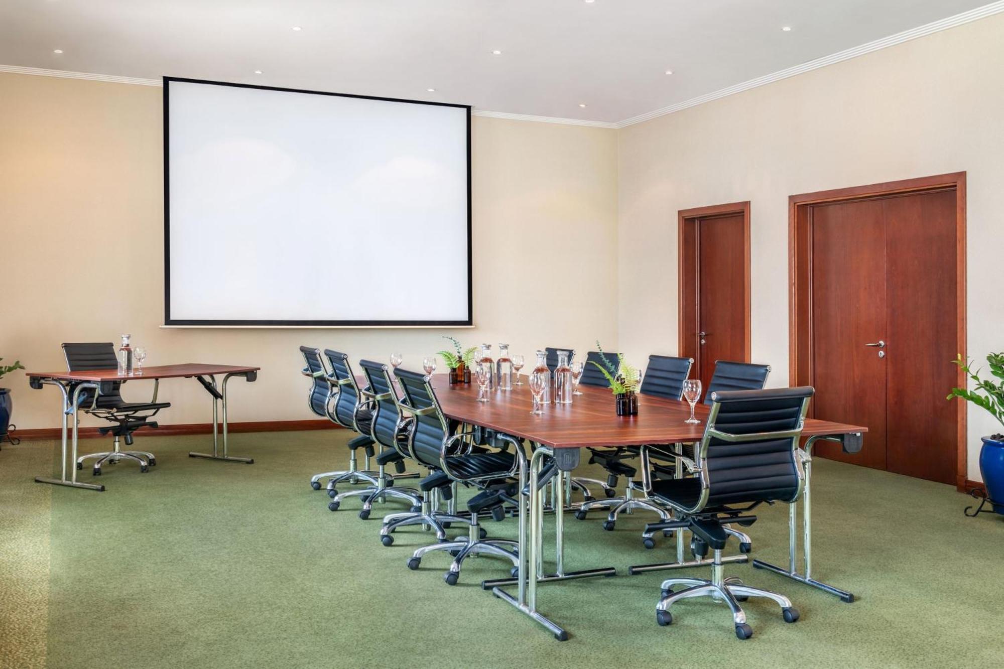 Le Meridien Al Aqah Beach Resort Extérieur photo A projection screen in a meeting room