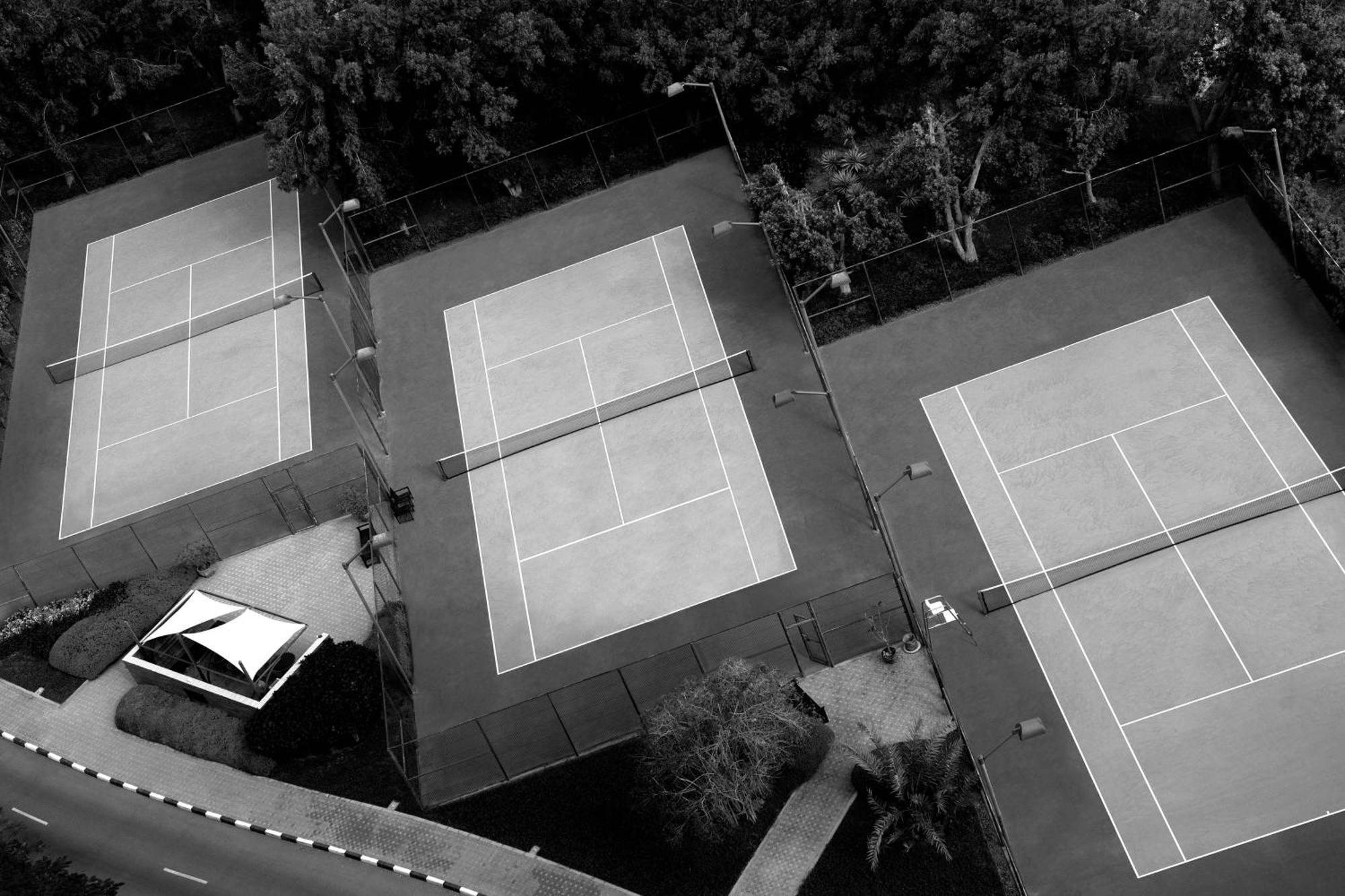 Le Meridien Al Aqah Beach Resort Extérieur photo Tennis courts at the club