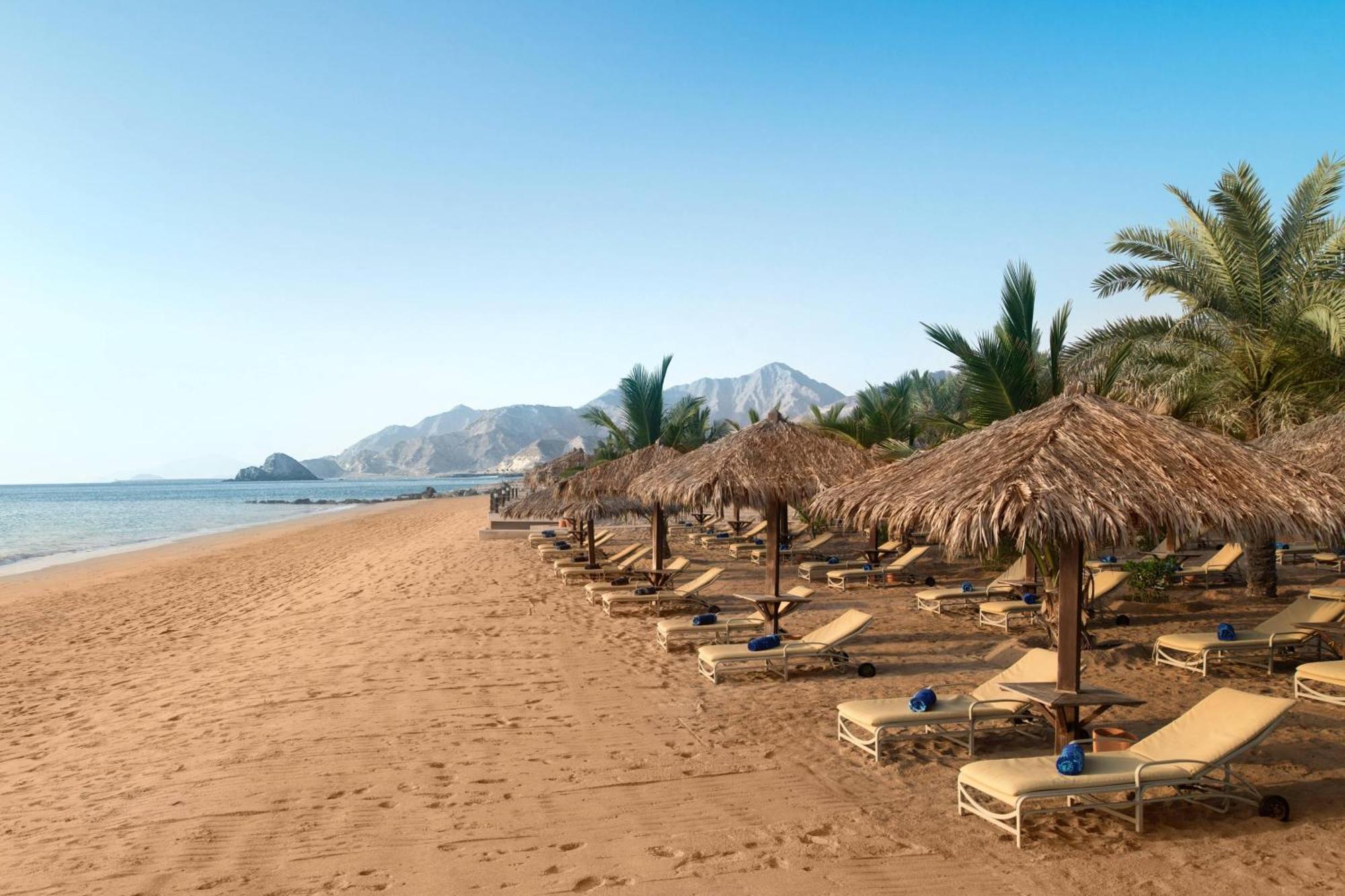 Le Meridien Al Aqah Beach Resort Extérieur photo Beach at the resort