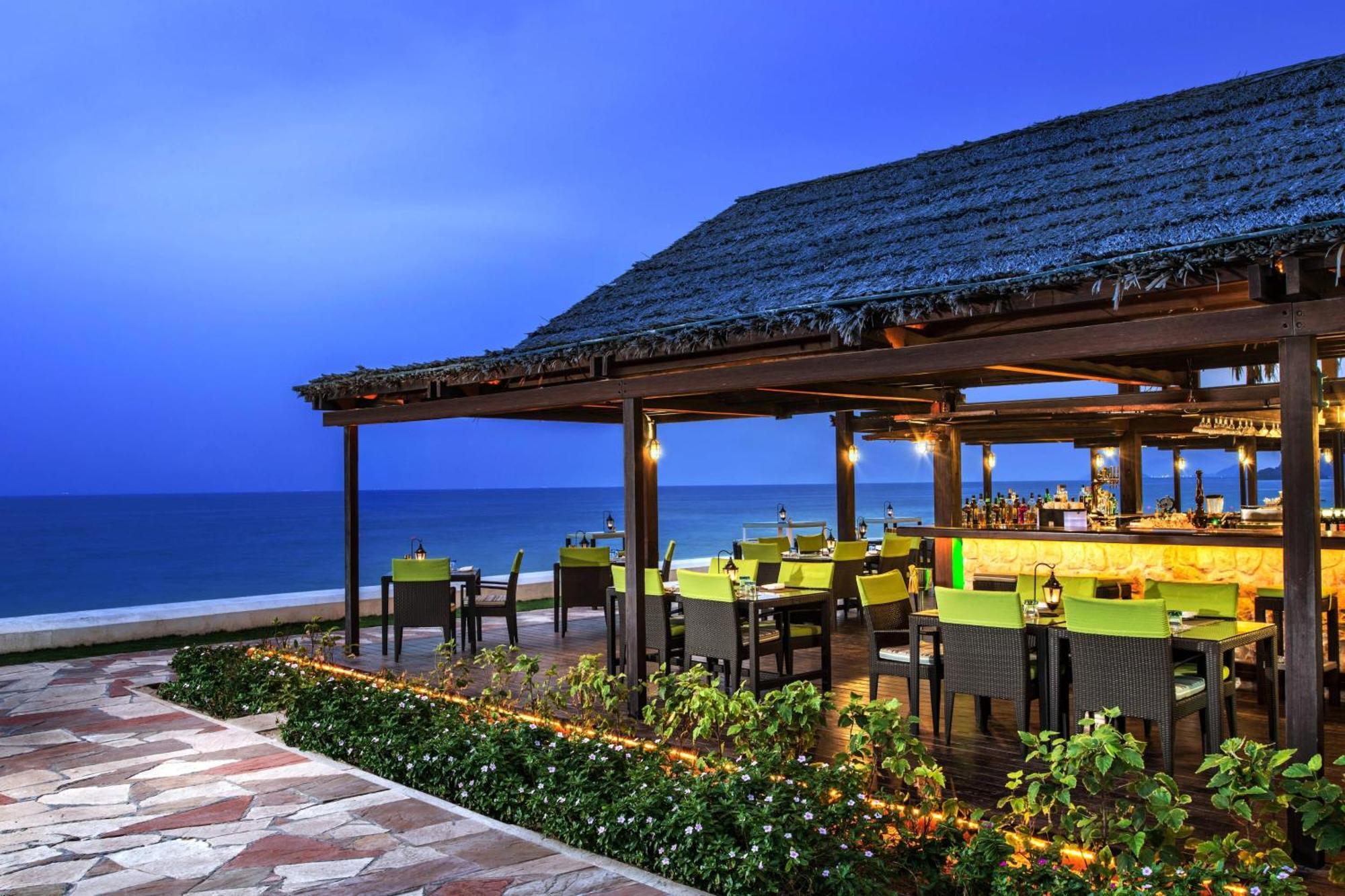 Le Meridien Al Aqah Beach Resort Extérieur photo The Beach Bar