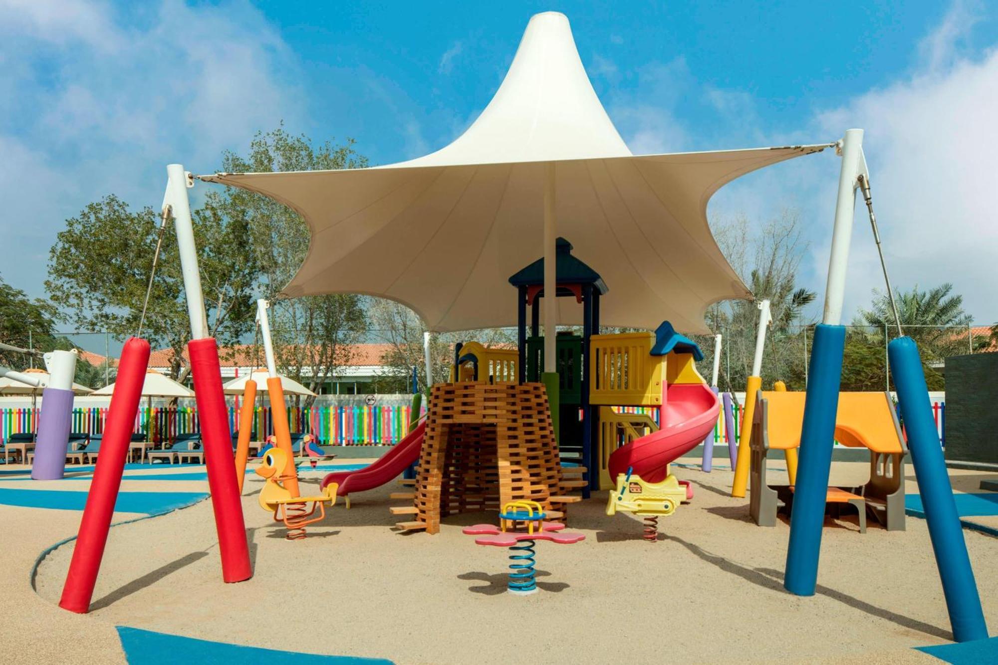 Le Meridien Al Aqah Beach Resort Extérieur photo Playground at the resort