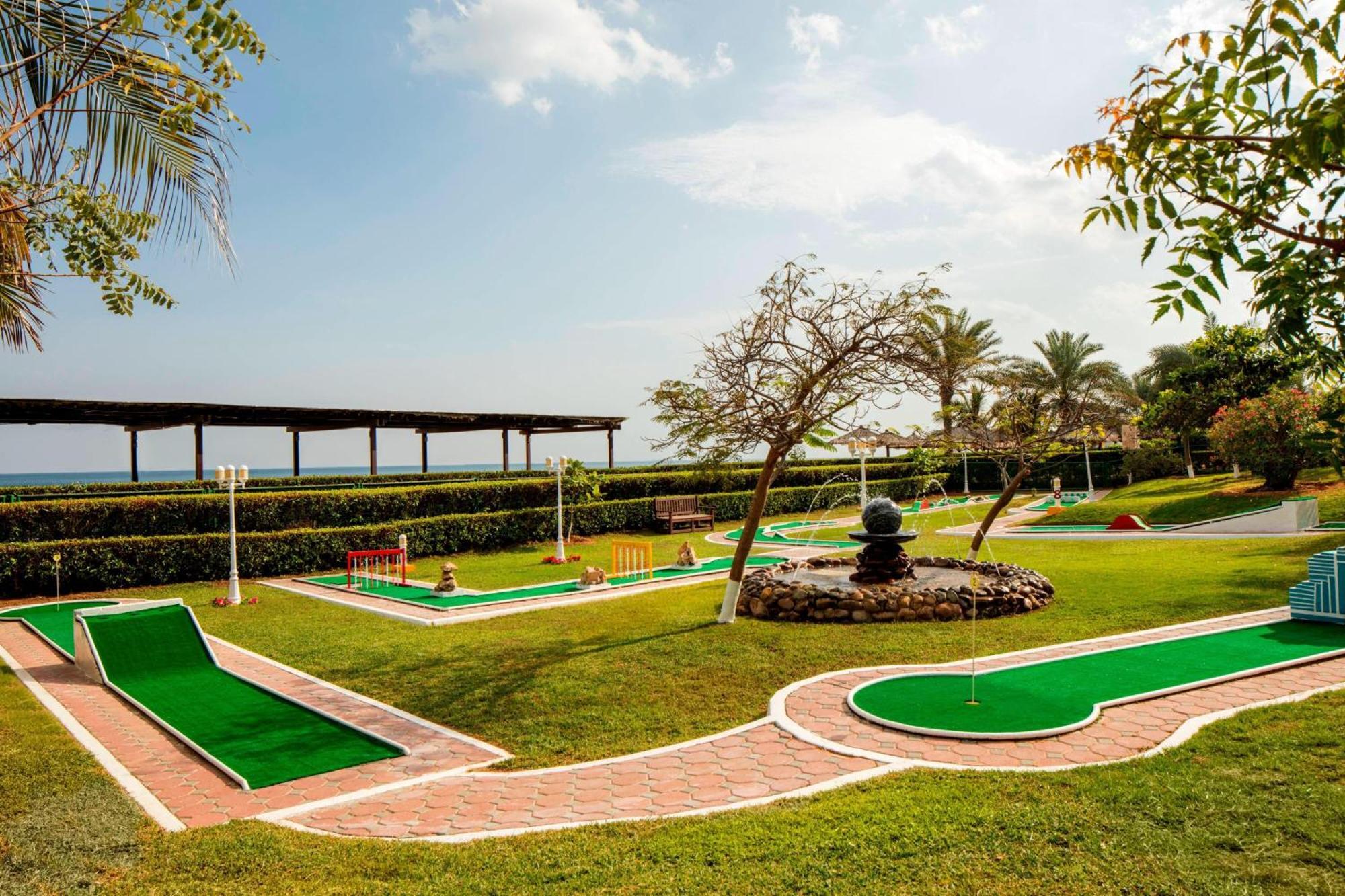 Le Meridien Al Aqah Beach Resort Extérieur photo Miniature golf course in Acapulco, Mexico