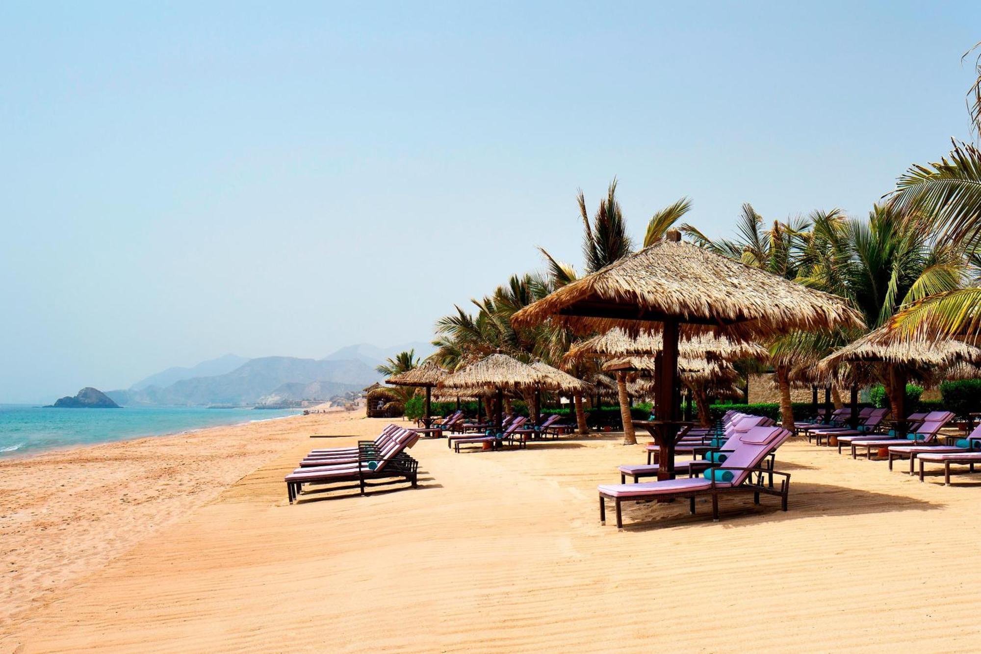 Le Meridien Al Aqah Beach Resort Extérieur photo The beach at the Kempinski Hotel, Muscat