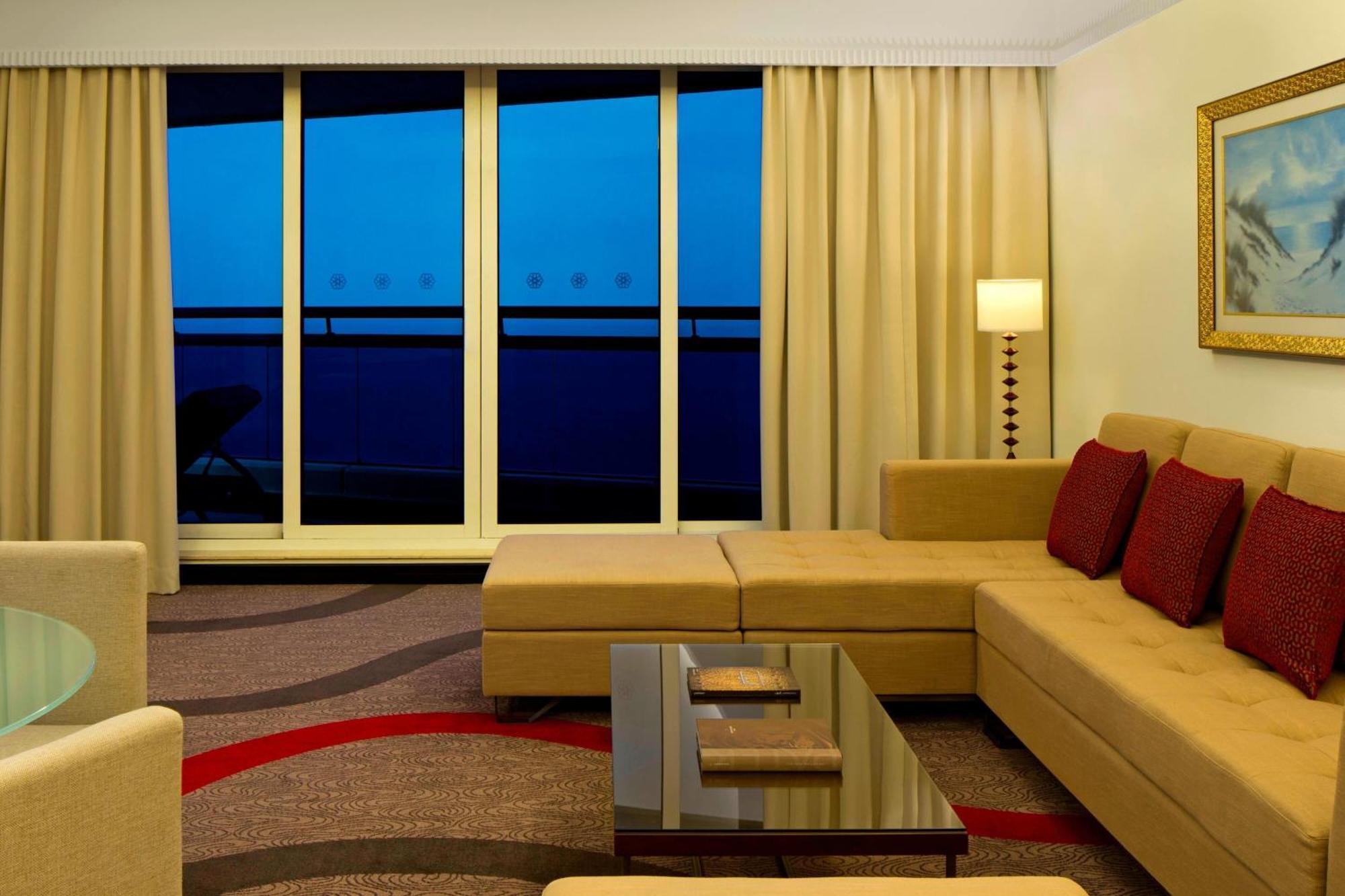 Le Meridien Al Aqah Beach Resort Extérieur photo A living room in a suite at the Jumeirah Beach Hotel