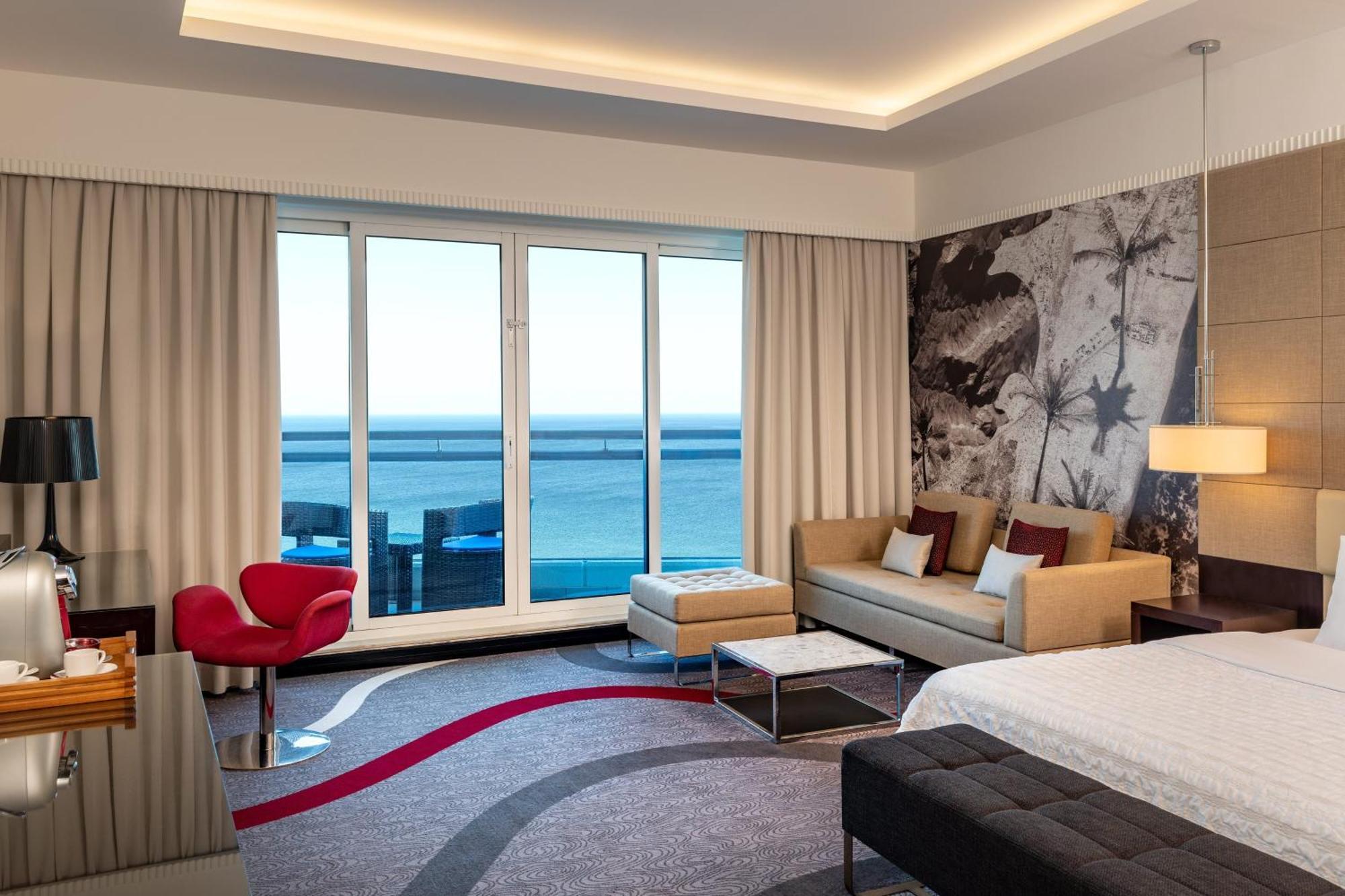Le Meridien Al Aqah Beach Resort Extérieur photo A room at the hotel