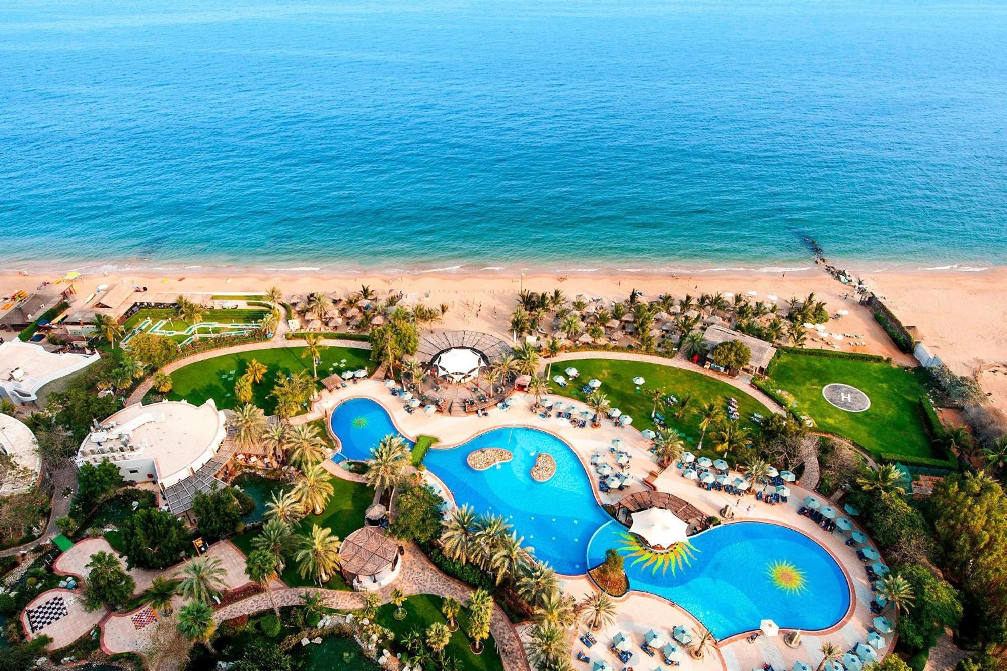 Le Meridien Al Aqah Beach Resort Extérieur photo Aerial view of the resort