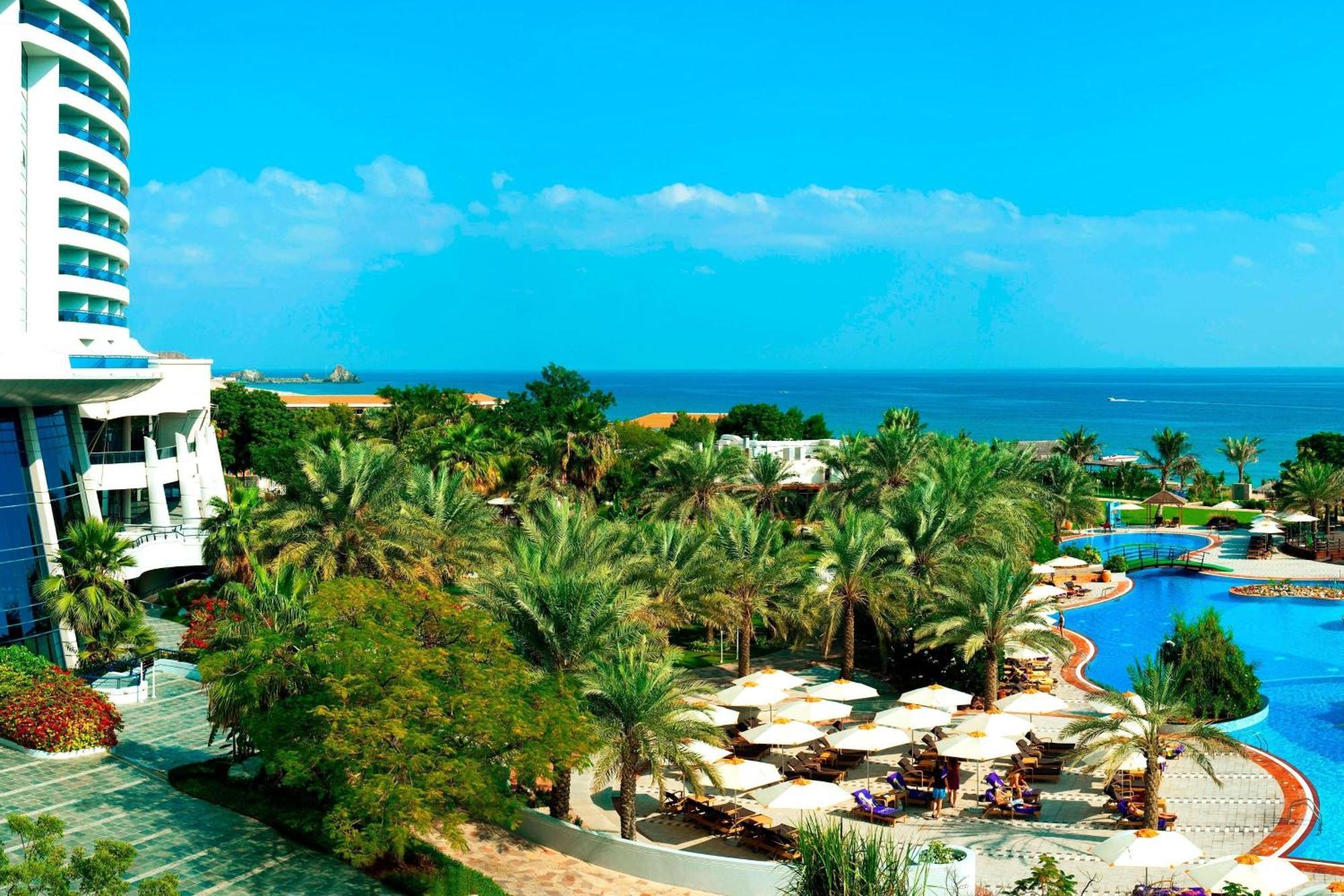 Le Meridien Al Aqah Beach Resort Extérieur photo The resort's pool area
